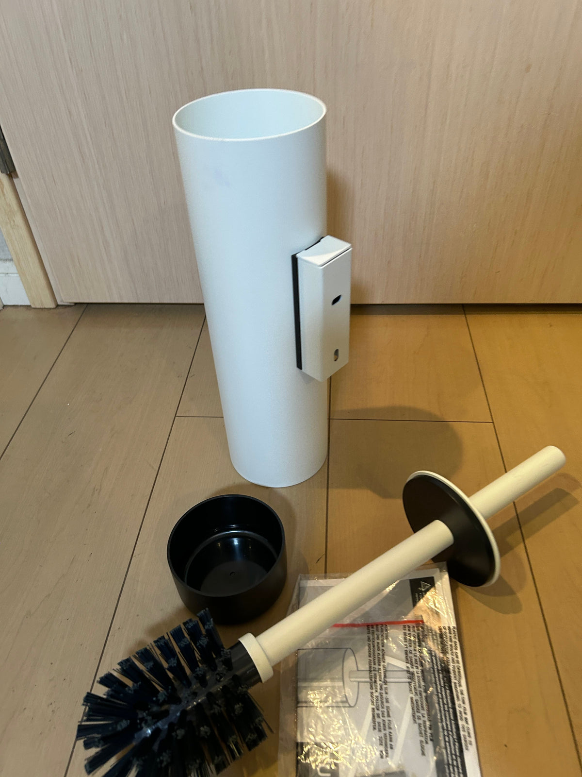 [SAMPLE] トイレブラシ｜ZACK 40117 TUBO MW 壁設置タイプ トイレ掃除 長さ40.4cm ケース直径9cm 18/10ステンレス製 マットホワイト H1
