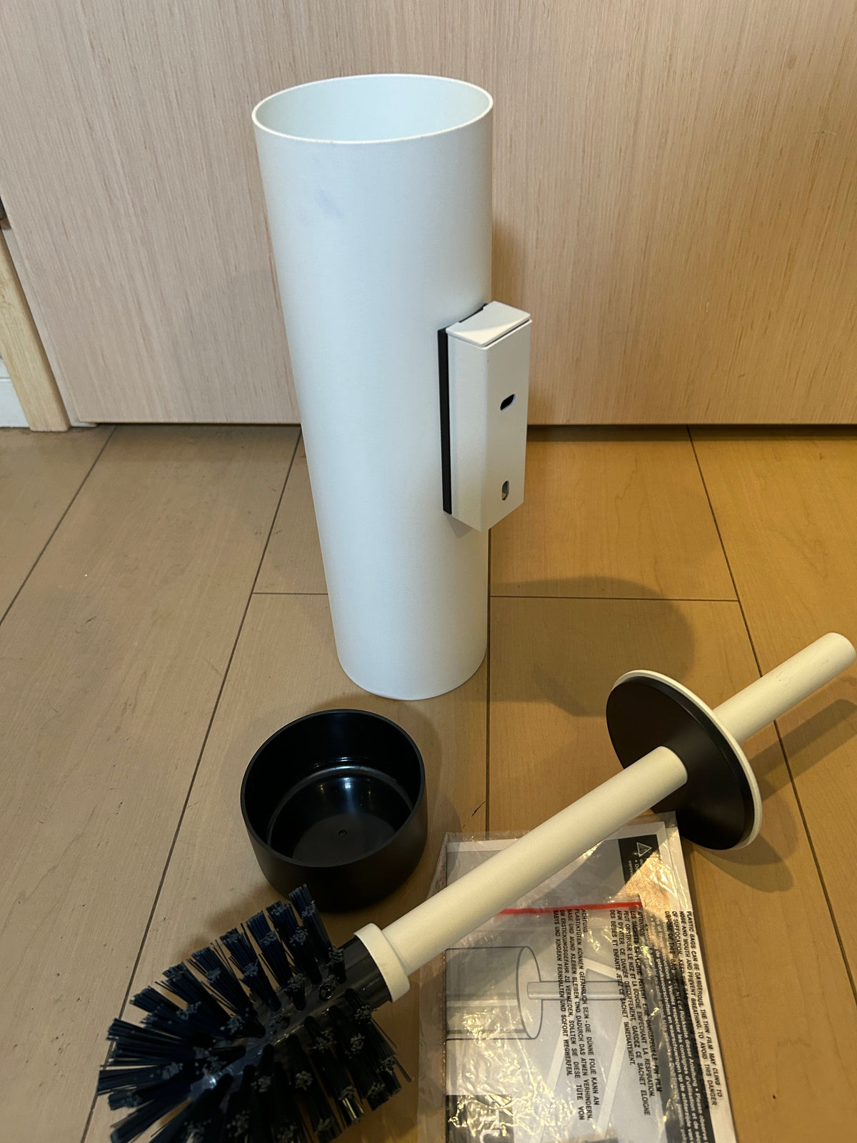 [SAMPLE] トイレブラシ｜ZACK 40117 TUBO MW 壁設置タイプ トイレ掃除 長さ40.4cm ケース直径9cm 18/10ステンレス製 マットホワイト H1
