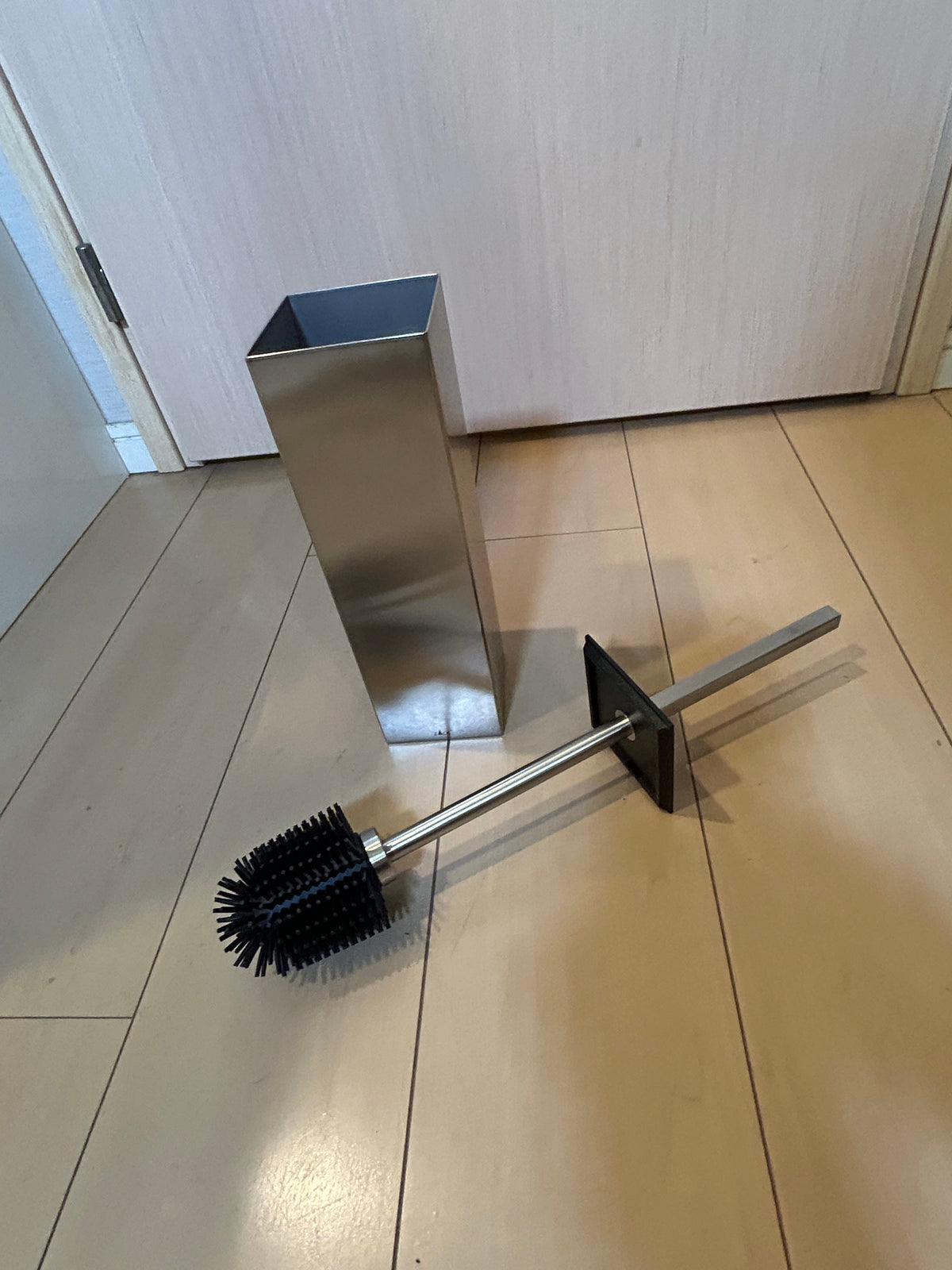 [SAMPLE] トイレブラシ｜ZACK 40490 CARVO HL 壁設置タイプ トイレ掃除 長さ41.7cm ケース幅8cm 奥行き10.2cm 18/10ステンレス製 ヘアライン仕上げ [在庫有り]