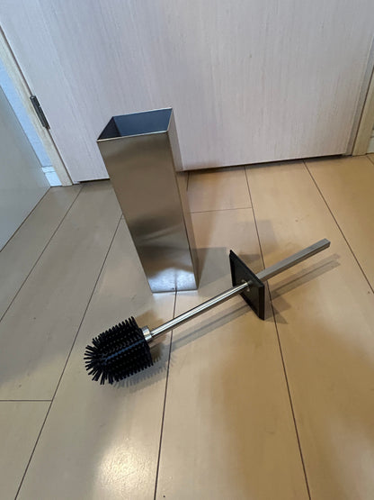 [SAMPLE] トイレブラシ｜ZACK 40490 CARVO HL 壁設置タイプ トイレ掃除 長さ41.7cm ケース幅8cm 奥行き10.2cm 18/10ステンレス製 ヘアライン仕上げ [在庫有り]