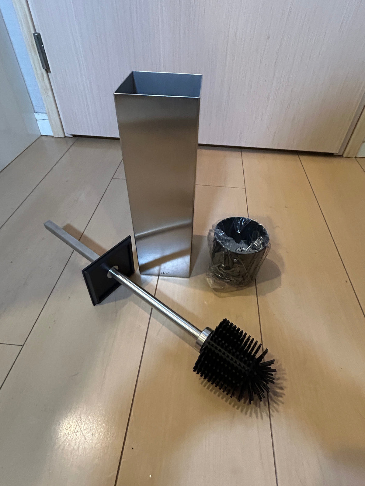 [SAMPLE] トイレブラシ｜ZACK 40490 CARVO HL 壁設置タイプ トイレ掃除 長さ41.7cm ケース幅8cm 奥行き10.2cm 18/10ステンレス製 ヘアライン仕上げ [在庫有り]