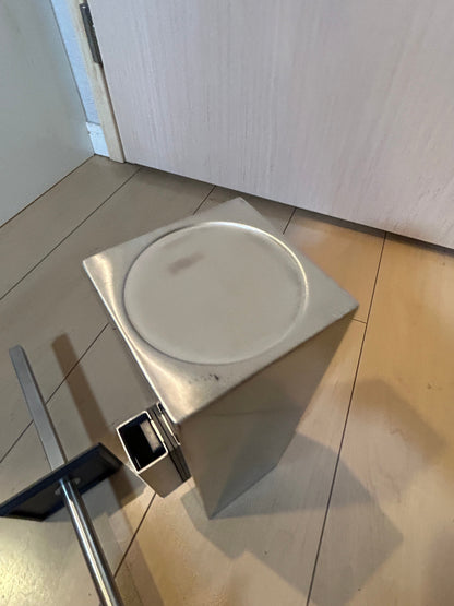 [SAMPLE] トイレブラシ｜ZACK 40490 CARVO HL 壁設置タイプ トイレ掃除 長さ41.7cm ケース幅8cm 奥行き10.2cm 18/10ステンレス製 ヘアライン仕上げ [在庫有り]