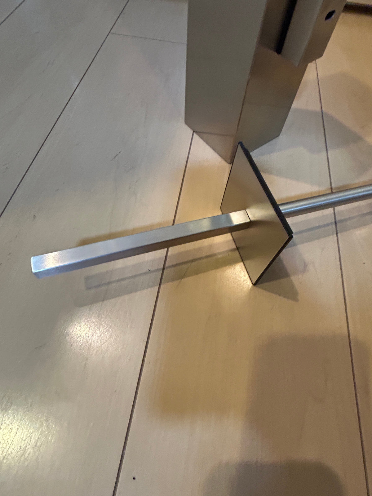 [SAMPLE] トイレブラシ｜ZACK 40490 CARVO HL 壁設置タイプ トイレ掃除 長さ41.7cm ケース幅8cm 奥行き10.2cm 18/10ステンレス製 ヘアライン仕上げ [在庫有り]