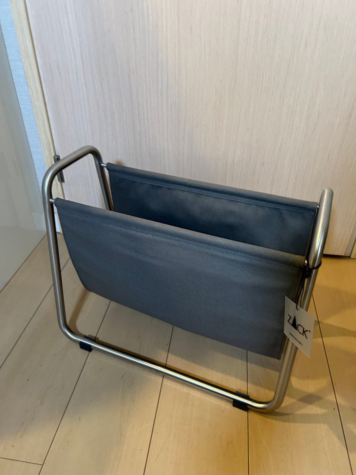 [SAMPLE] [廃番] マガジンラック｜ZACK 50033 PRANO HL 幅35cm 高さ43.5cm 奥行24.5cm 18/10ステンレス製 ヘアライン仕上げ