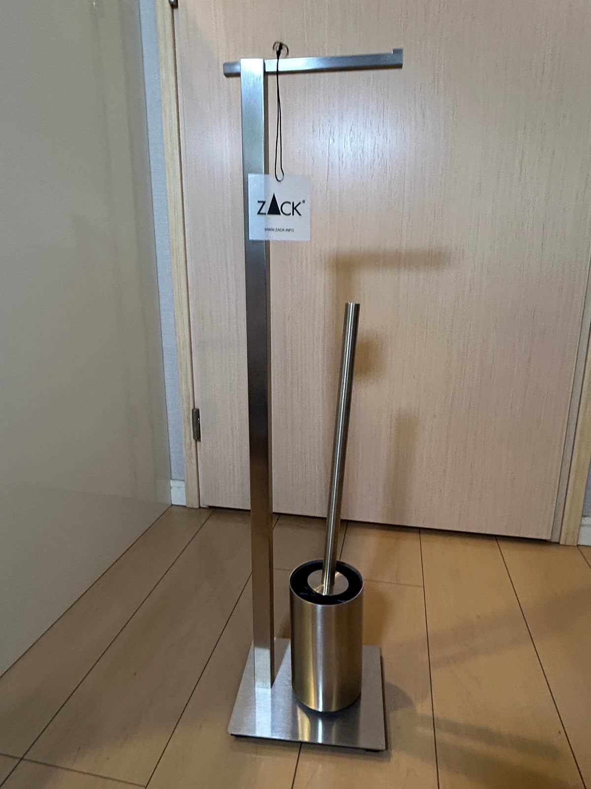 [SAMPLE] トイレットペーパースタンド｜ZACK 40488 CARVO HL トイレットバトラー  トイレブラシスタンド トイレブラシ 高さ71.8cm ベース幅15cm 奥行き18cm 18/10ステンレス製 ヘアライン仕上げ