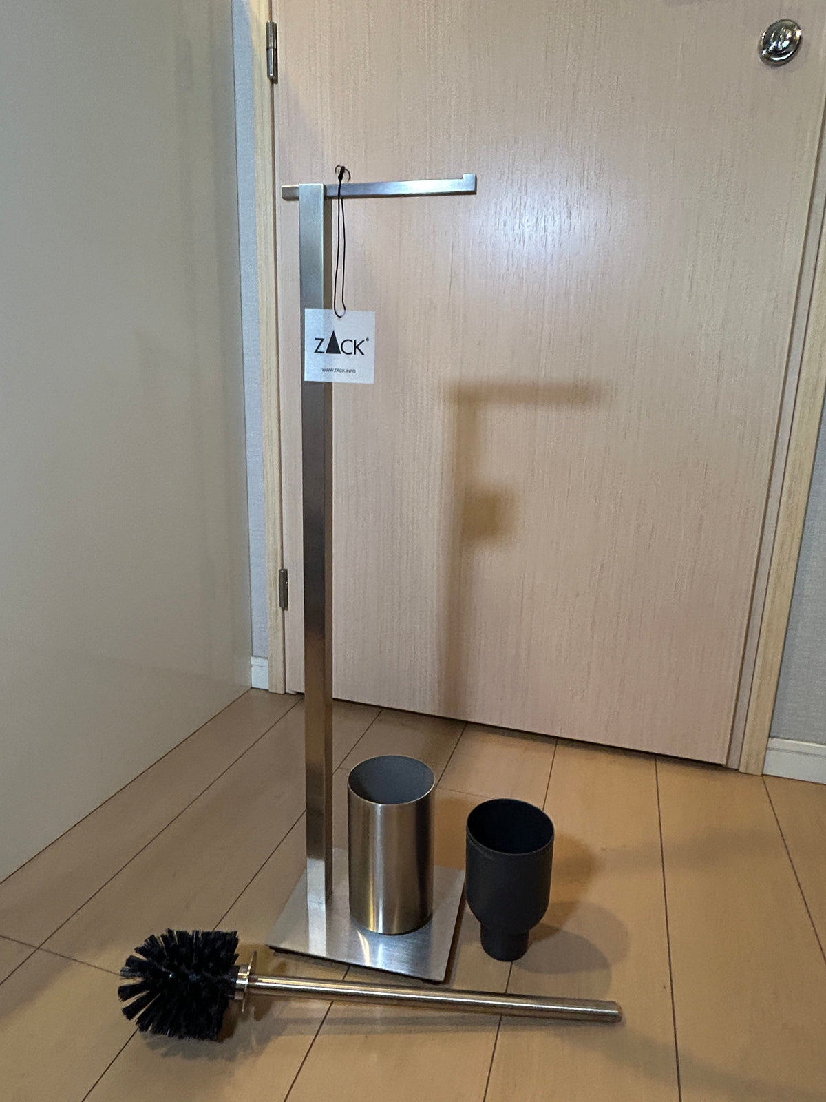 [SAMPLE] トイレットペーパースタンド｜ZACK 40488 CARVO HL トイレットバトラー  トイレブラシスタンド トイレブラシ 高さ71.8cm ベース幅15cm 奥行き18cm 18/10ステンレス製 ヘアライン仕上げ