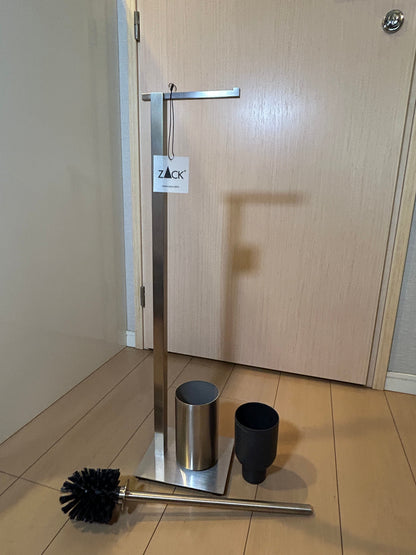 [SAMPLE] トイレットペーパースタンド｜ZACK 40488 CARVO HL トイレットバトラー  トイレブラシスタンド トイレブラシ 高さ71.8cm ベース幅15cm 奥行き18cm 18/10ステンレス製 ヘアライン仕上げ