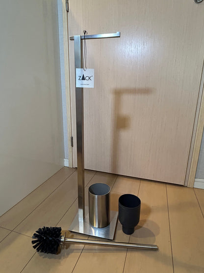 [SAMPLE] トイレットペーパースタンド｜ZACK 40488 CARVO HL トイレットバトラー  トイレブラシスタンド トイレブラシ 高さ71.8cm ベース幅15cm 奥行き18cm 18/10ステンレス製 ヘアライン仕上げ