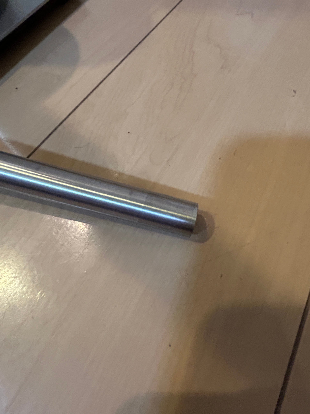 [SAMPLE] トイレットペーパースタンド｜ZACK 40488 CARVO HL トイレットバトラー  トイレブラシスタンド トイレブラシ 高さ71.8cm ベース幅15cm 奥行き18cm 18/10ステンレス製 ヘアライン仕上げ