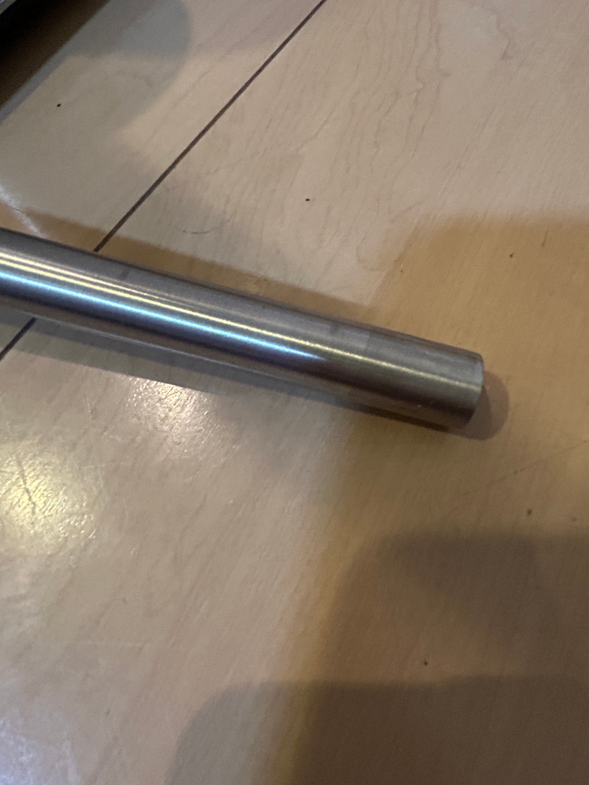 [SAMPLE] トイレットペーパースタンド｜ZACK 40488 CARVO HL トイレットバトラー  トイレブラシスタンド トイレブラシ 高さ71.8cm ベース幅15cm 奥行き18cm 18/10ステンレス製 ヘアライン仕上げ