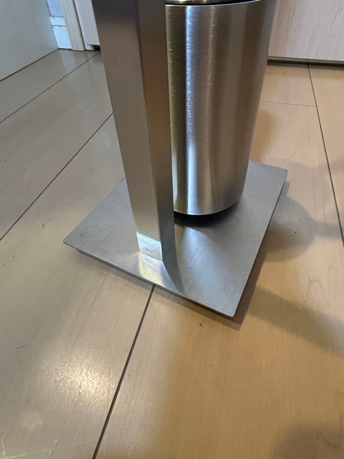 [SAMPLE] トイレットペーパースタンド｜ZACK 40488 CARVO HL トイレットバトラー  トイレブラシスタンド トイレブラシ 高さ71.8cm ベース幅15cm 奥行き18cm 18/10ステンレス製 ヘアライン仕上げ