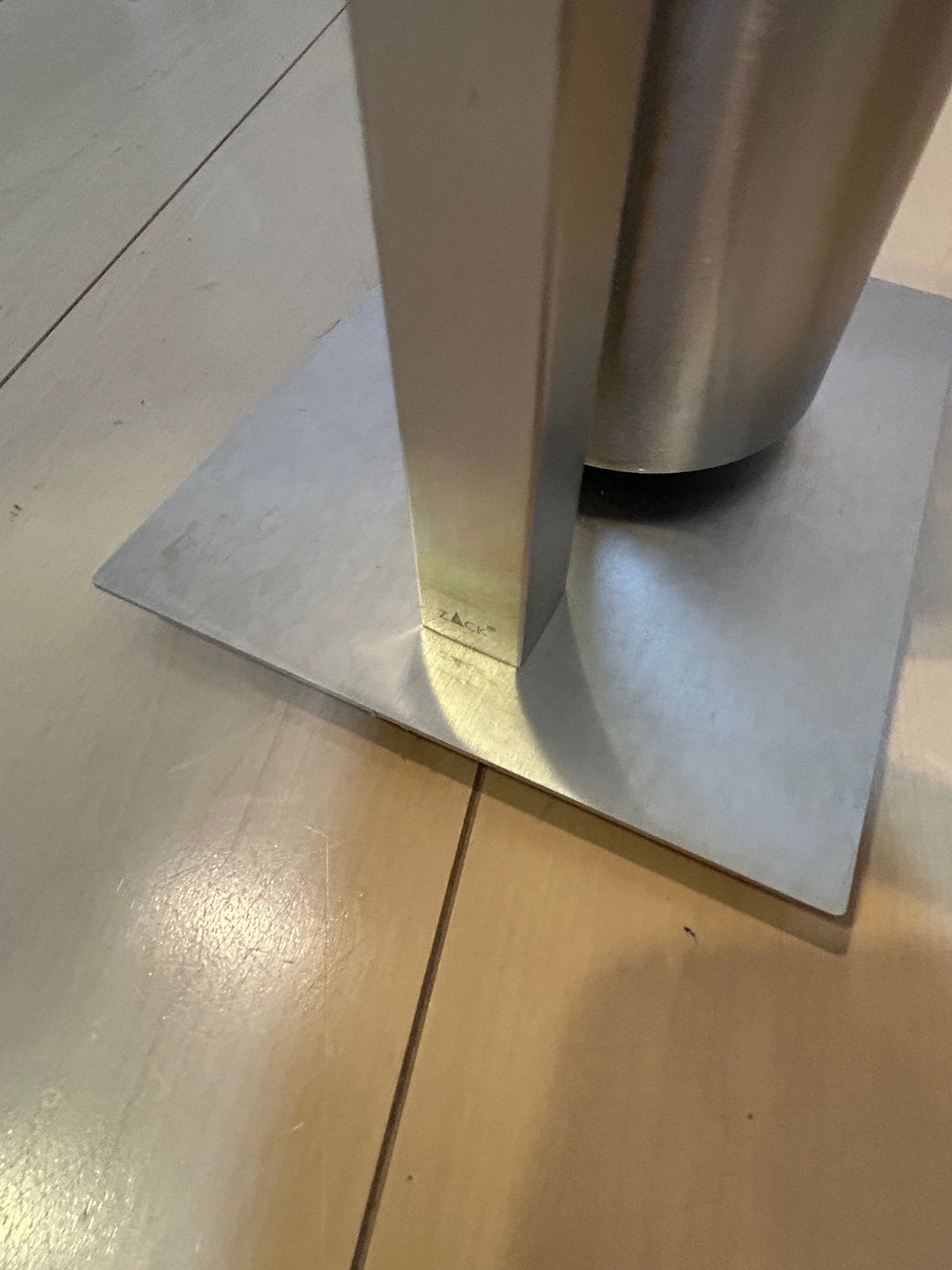 [SAMPLE] トイレットペーパースタンド｜ZACK 40488 CARVO HL トイレットバトラー  トイレブラシスタンド トイレブラシ 高さ71.8cm ベース幅15cm 奥行き18cm 18/10ステンレス製 ヘアライン仕上げ