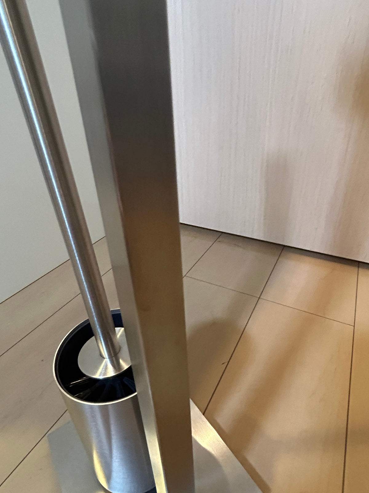 [SAMPLE] トイレットペーパースタンド｜ZACK 40488 CARVO HL トイレットバトラー  トイレブラシスタンド トイレブラシ 高さ71.8cm ベース幅15cm 奥行き18cm 18/10ステンレス製 ヘアライン仕上げ