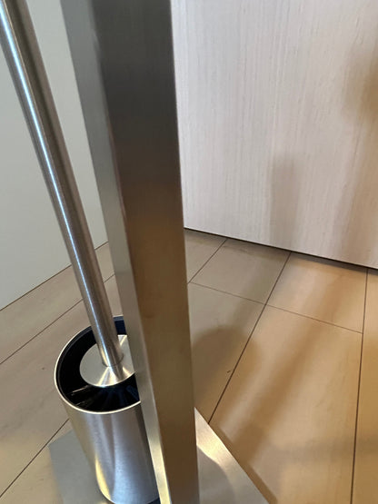 [SAMPLE] トイレットペーパースタンド｜ZACK 40488 CARVO HL トイレットバトラー  トイレブラシスタンド トイレブラシ 高さ71.8cm ベース幅15cm 奥行き18cm 18/10ステンレス製 ヘアライン仕上げ