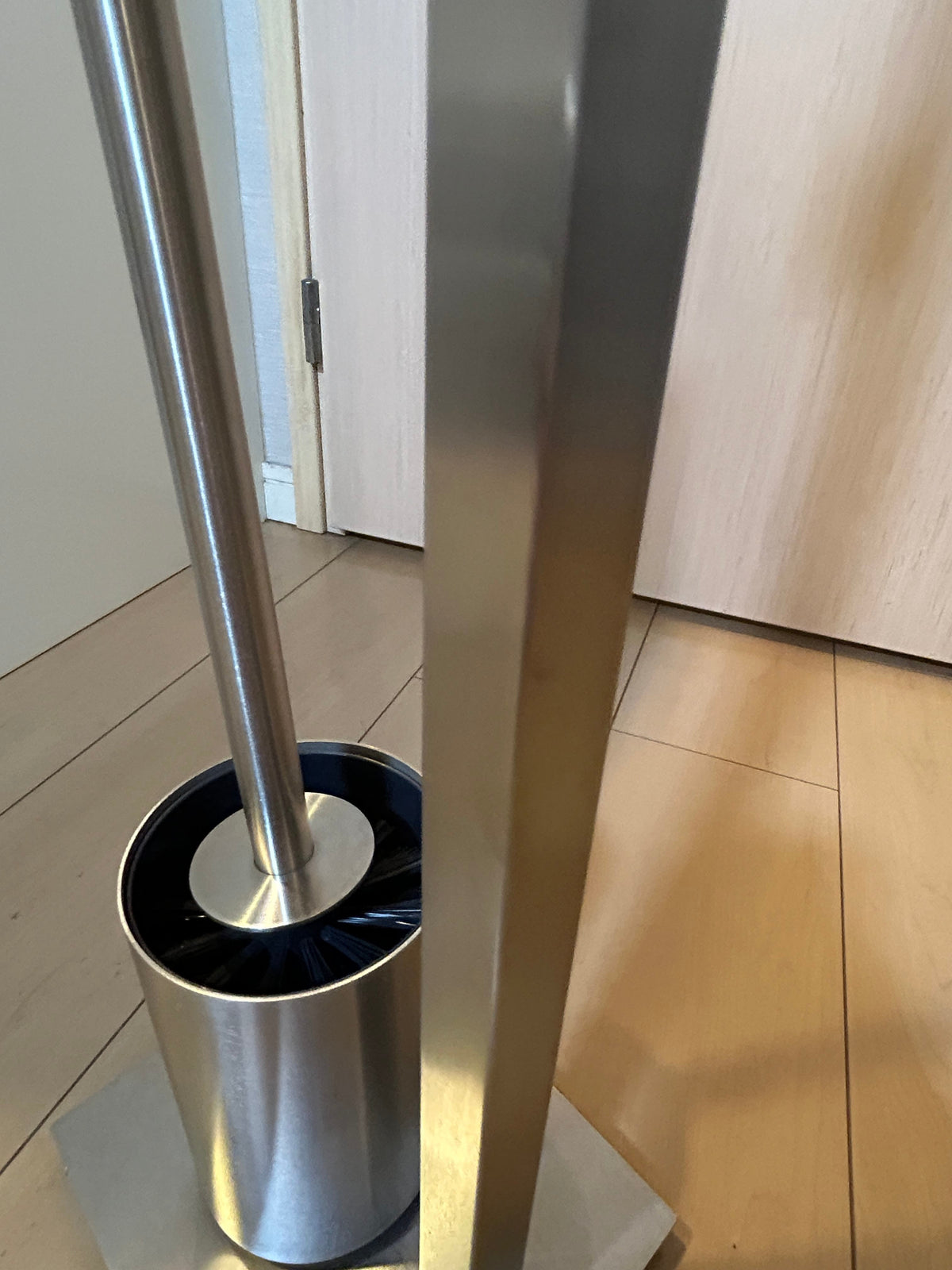 [SAMPLE] トイレットペーパースタンド｜ZACK 40488 CARVO HL トイレットバトラー  トイレブラシスタンド トイレブラシ 高さ71.8cm ベース幅15cm 奥行き18cm 18/10ステンレス製 ヘアライン仕上げ