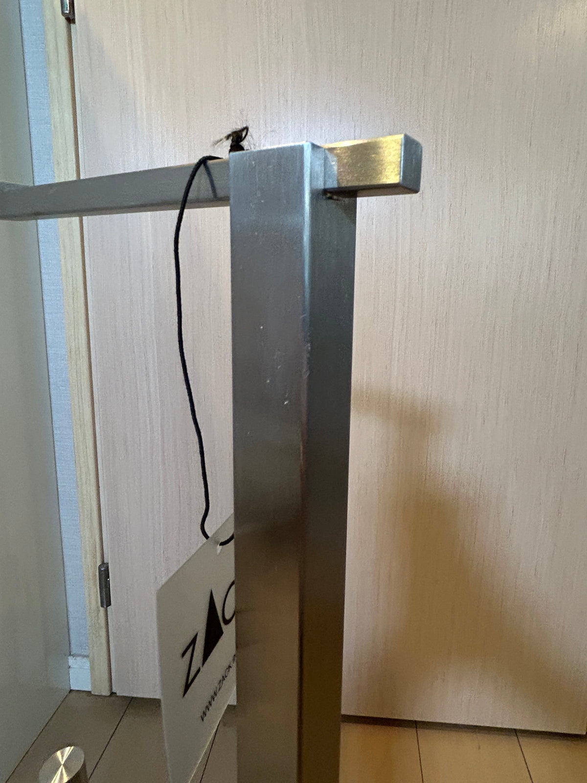 [SAMPLE] トイレットペーパースタンド｜ZACK 40488 CARVO HL トイレットバトラー  トイレブラシスタンド トイレブラシ 高さ71.8cm ベース幅15cm 奥行き18cm 18/10ステンレス製 ヘアライン仕上げ
