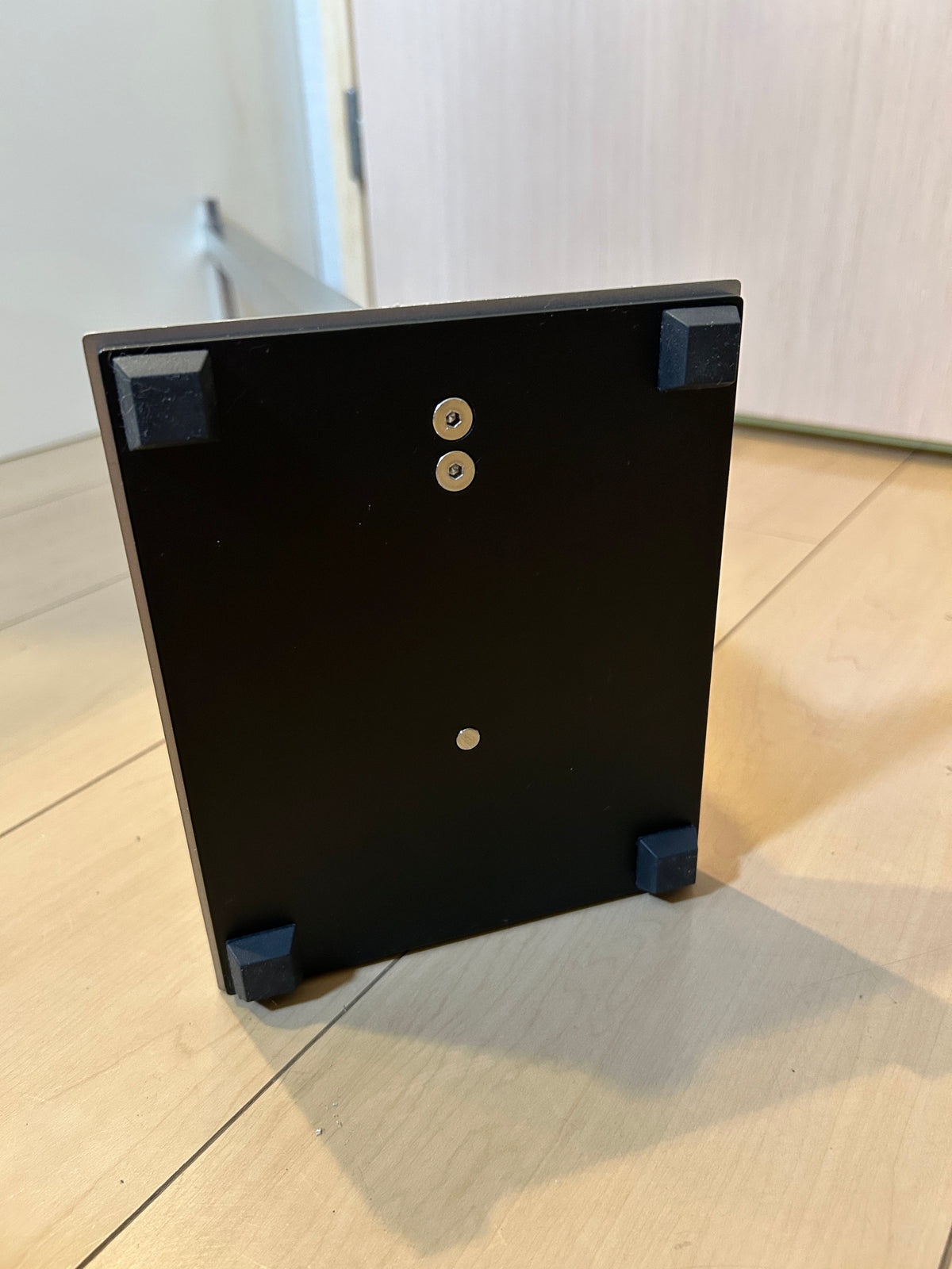 [SAMPLE] トイレットペーパースタンド｜ZACK 40488 CARVO HL トイレットバトラー  トイレブラシスタンド トイレブラシ 高さ71.8cm ベース幅15cm 奥行き18cm 18/10ステンレス製 ヘアライン仕上げ