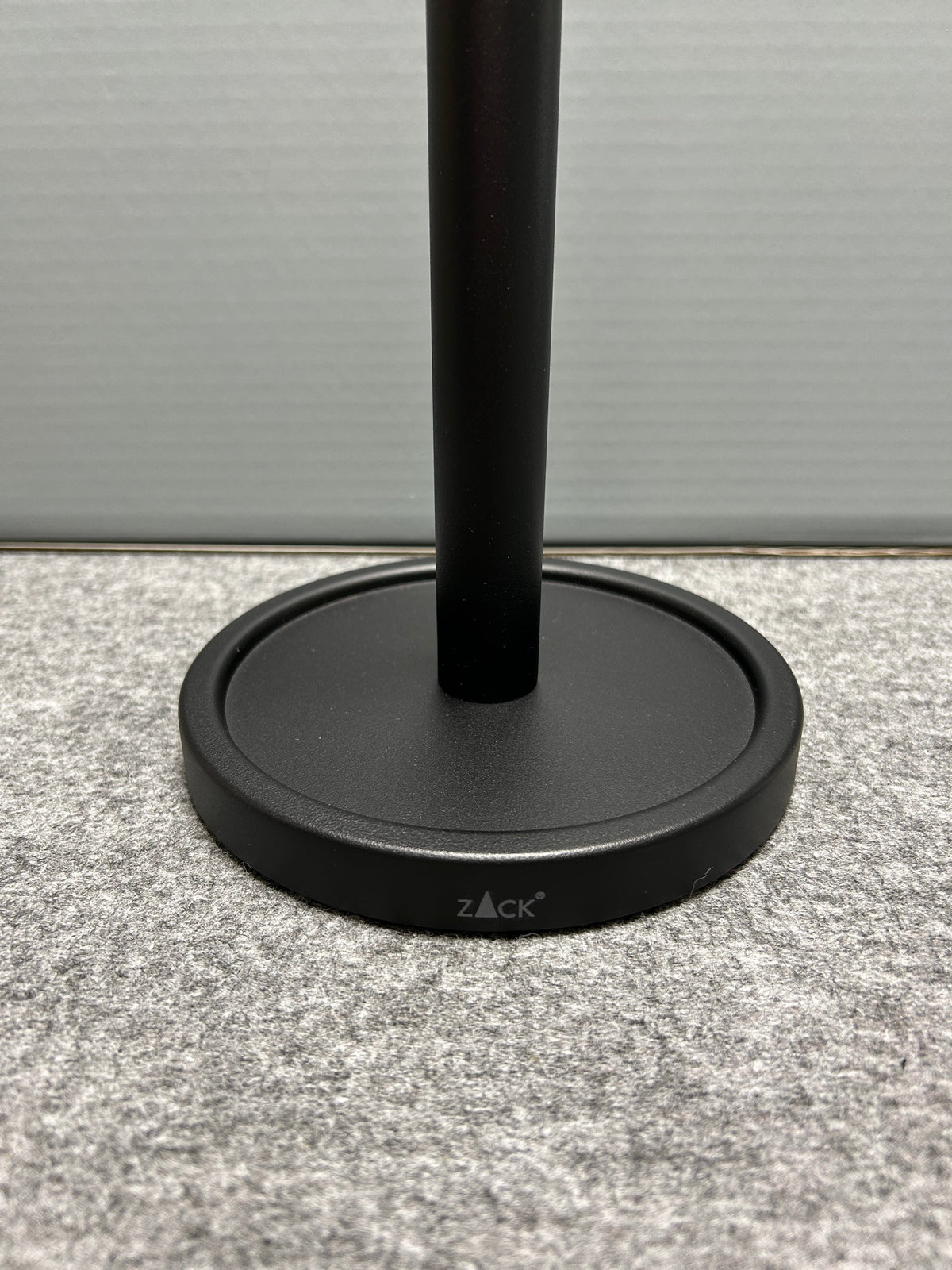 [SAMPLE] スペアトイレットペーパーホルダー｜ZACK 40286 MIMO MB ペーパーストッカー ペーパースタンド 高さ37cm ベース直径15cm 18/10ステンレス製 マットブラック [在庫有り]