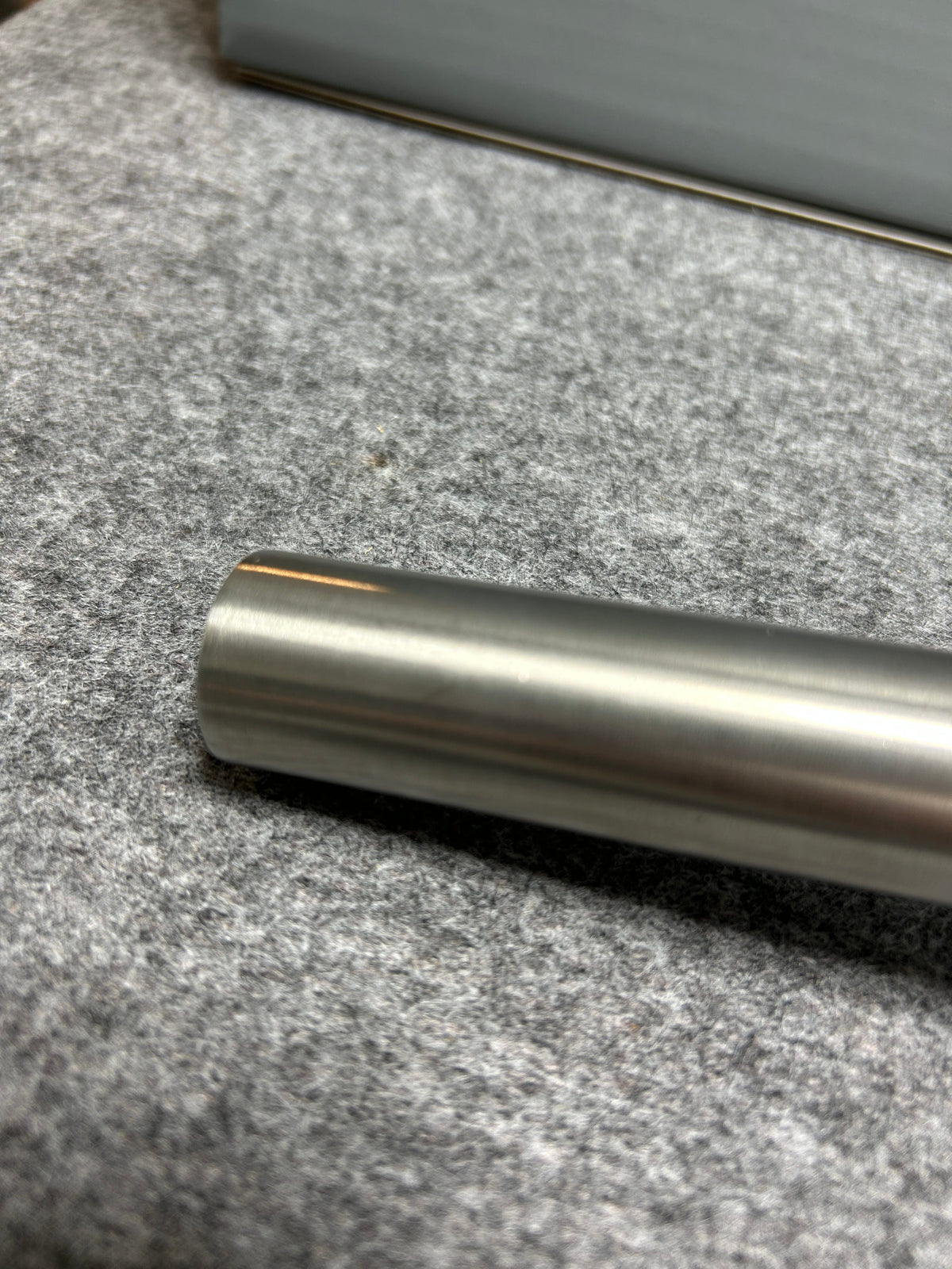 [SAMPLE] スペアトイレットペーパーホルダー｜ZACK 40180 MIMO HL ペーパーストッカー ペーパースタンド 高さ38cm ベース直径15cm 18/10ステンレス製 ヘアライン仕上げ