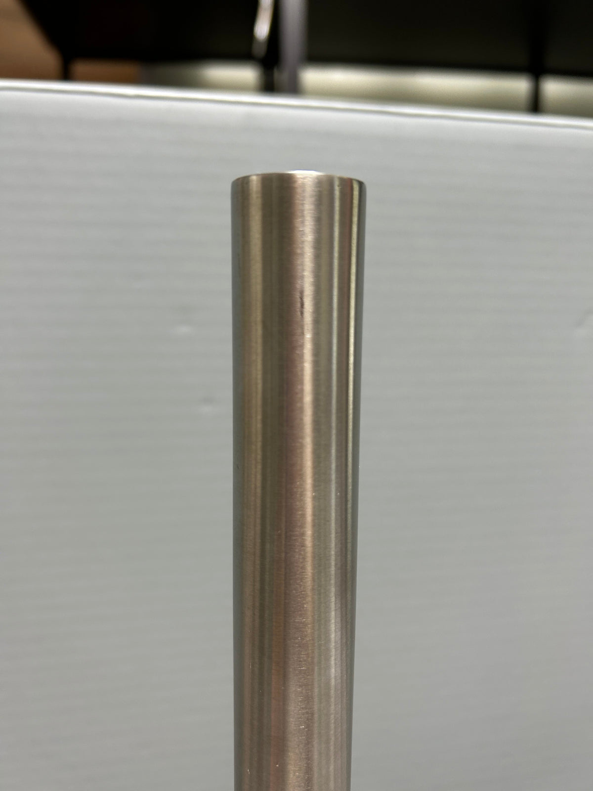 [SAMPLE] スペアトイレットペーパーホルダー｜ZACK 40180 MIMO HL ペーパーストッカー ペーパースタンド 高さ38cm ベース直径15cm 18/10ステンレス製 ヘアライン仕上げ
