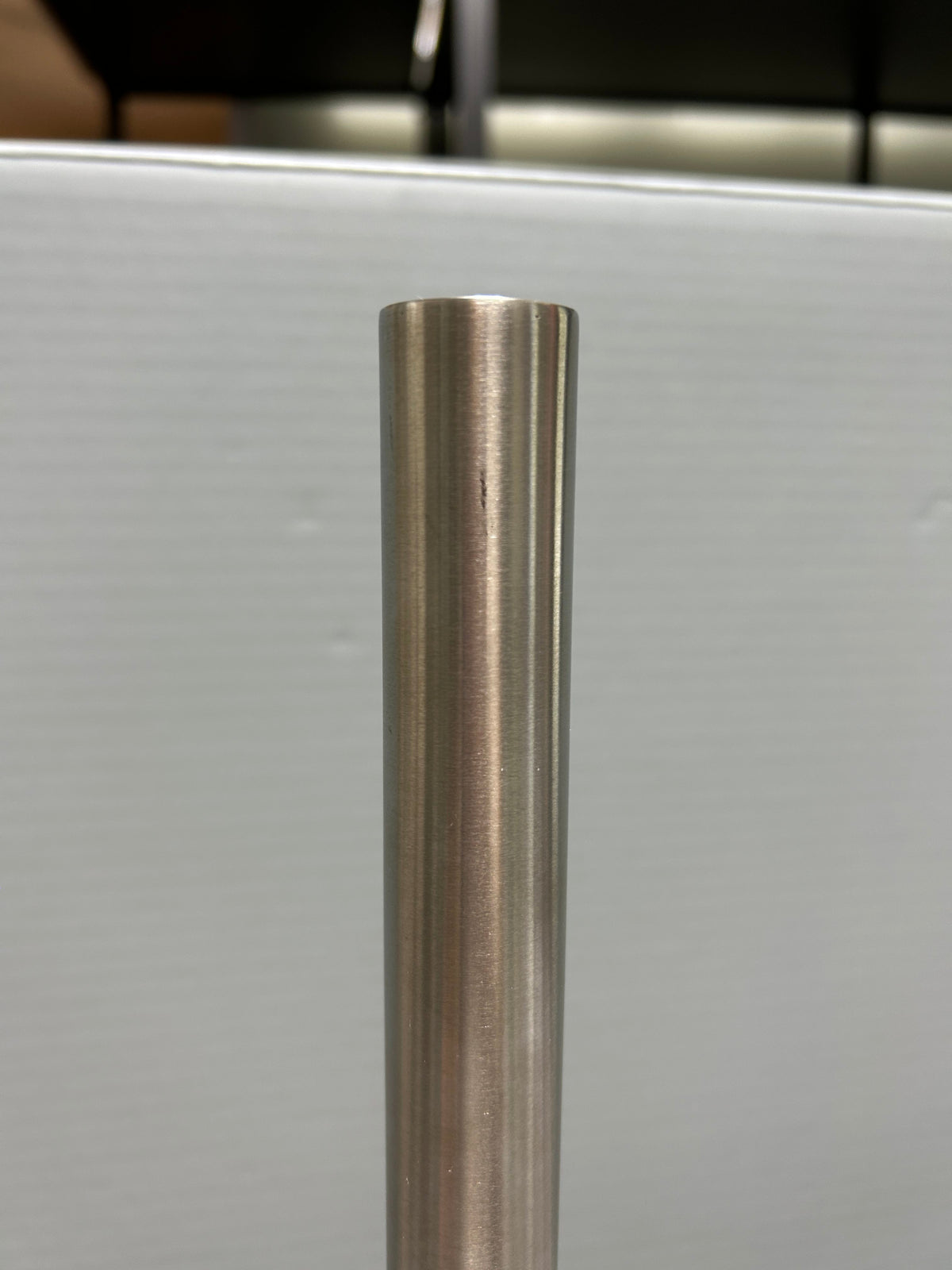 [SAMPLE] スペアトイレットペーパーホルダー｜ZACK 40180 MIMO HL ペーパーストッカー ペーパースタンド 高さ38cm ベース直径15cm 18/10ステンレス製 ヘアライン仕上げ