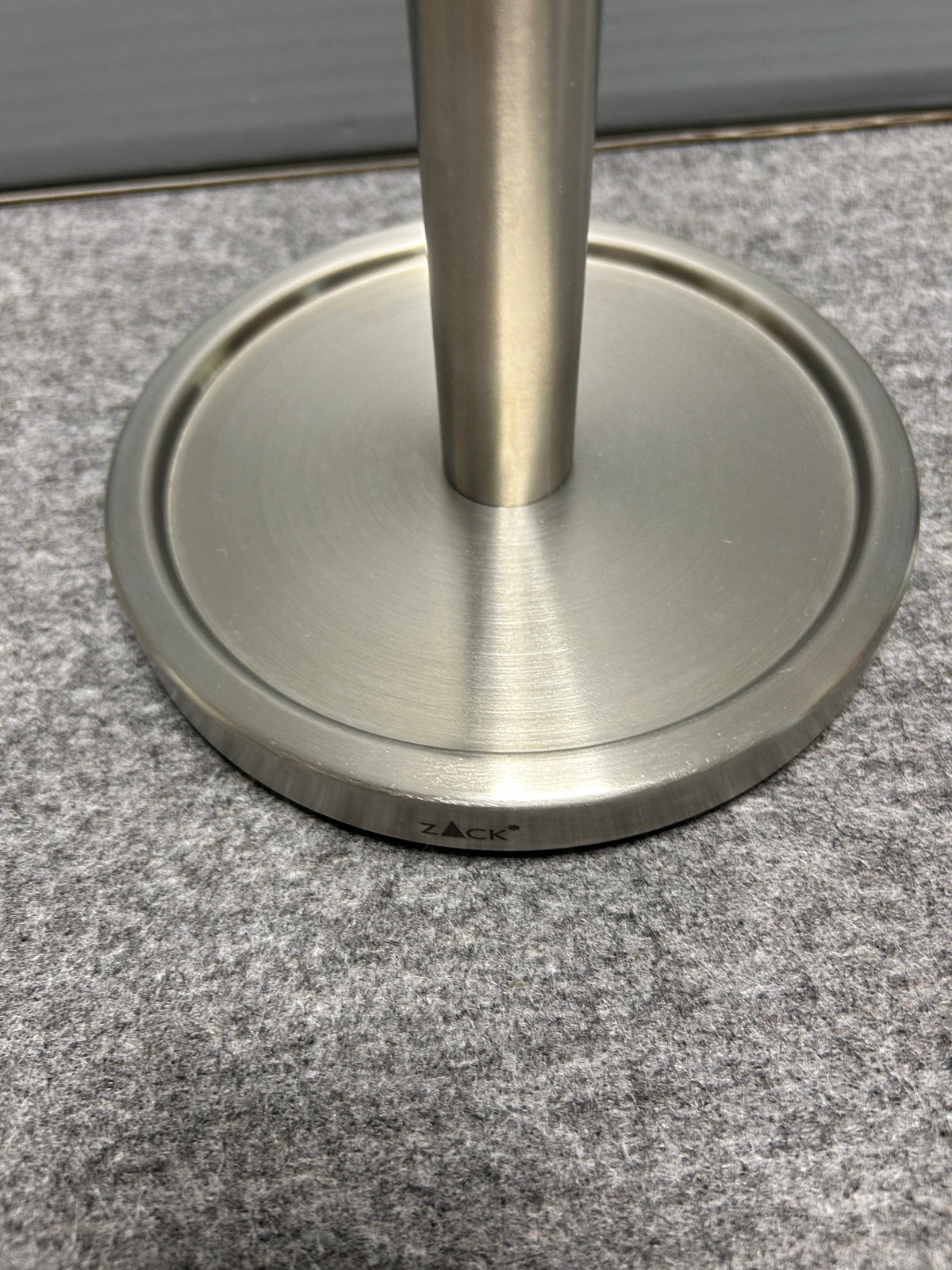 [SAMPLE] スペアトイレットペーパーホルダー｜ZACK 40180 MIMO HL ペーパーストッカー ペーパースタンド 高さ38cm ベース直径15cm 18/10ステンレス製 ヘアライン仕上げ