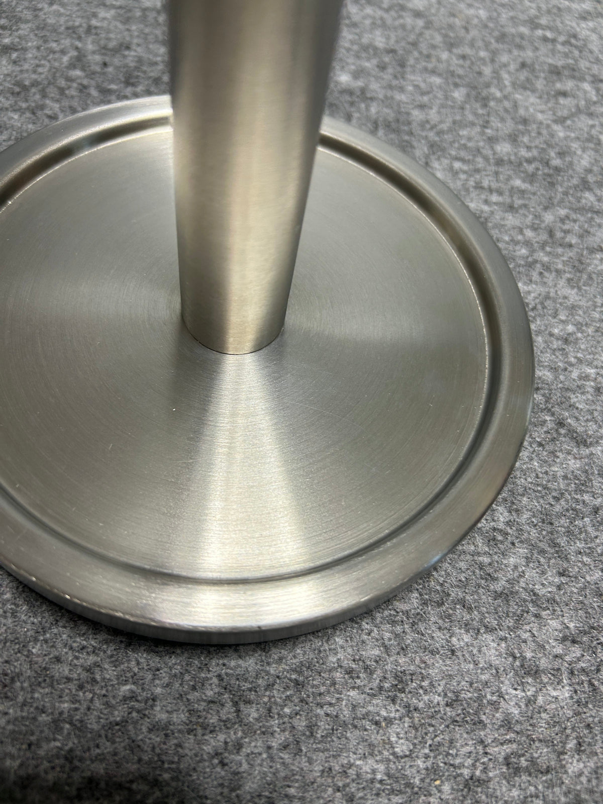 [SAMPLE] スペアトイレットペーパーホルダー｜ZACK 40180 MIMO HL ペーパーストッカー ペーパースタンド 高さ38cm ベース直径15cm 18/10ステンレス製 ヘアライン仕上げ