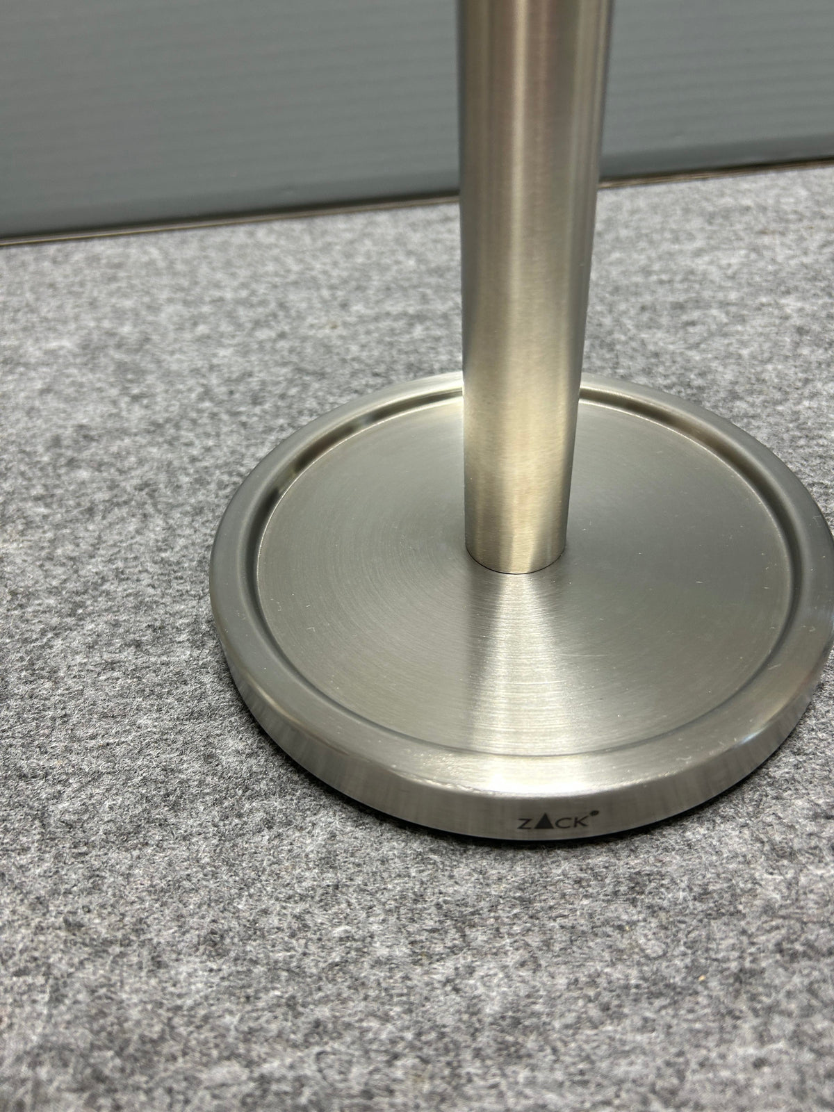[SAMPLE] スペアトイレットペーパーホルダー｜ZACK 40180 MIMO HL ペーパーストッカー ペーパースタンド 高さ38cm ベース直径15cm 18/10ステンレス製 ヘアライン仕上げ
