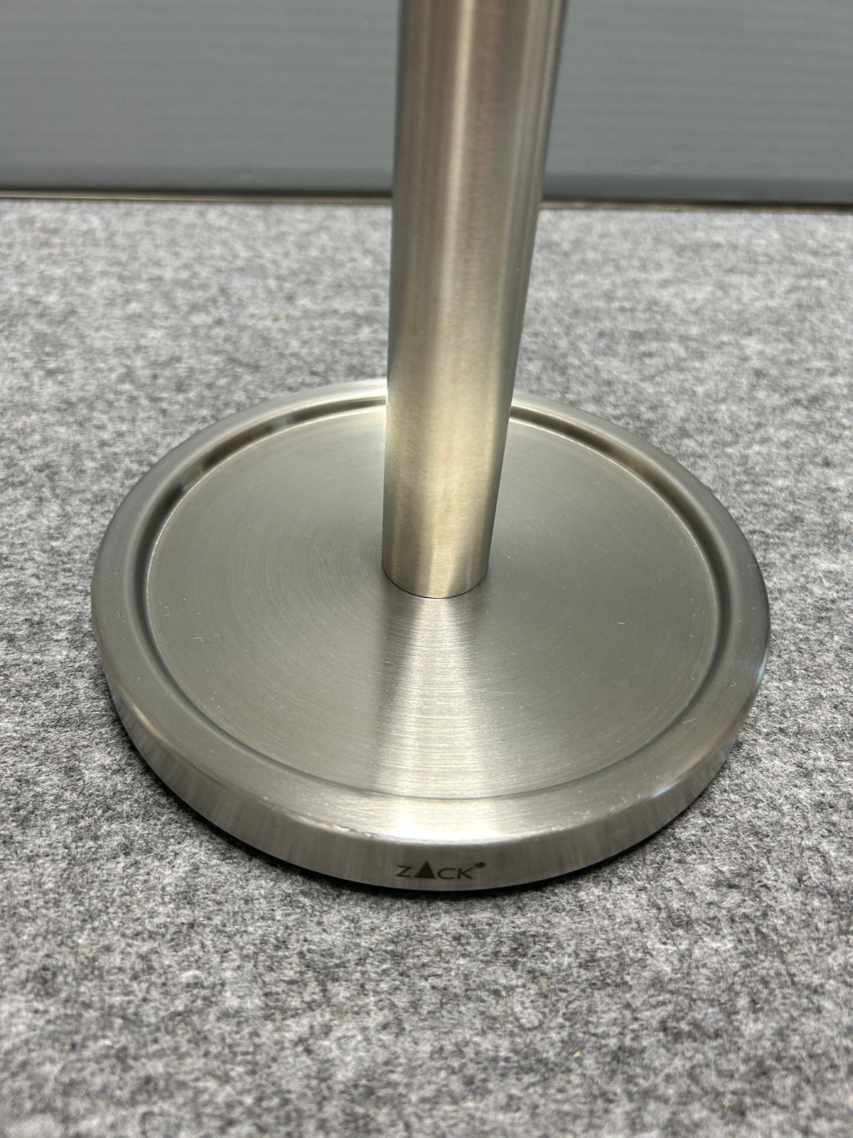[SAMPLE] スペアトイレットペーパーホルダー｜ZACK 40180 MIMO HL ペーパーストッカー ペーパースタンド 高さ38cm ベース直径15cm 18/10ステンレス製 ヘアライン仕上げ