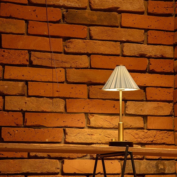 ORIGAMI LAMP PORTABLE（オリガミランプ ポータブル） 本体ブラス｜gram eight（グラムエイト）のテーブルランプ 充電式 15色