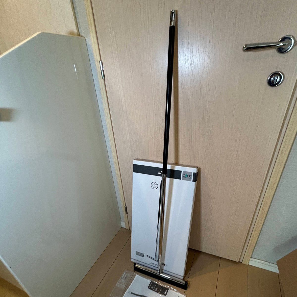 [SAMPLE] フロアスクイージー｜ZACK 40090 JAZ MP フロア用水取りワイパー 水切りワイパー 玄関用スクージー 長さ120cm 幅32cm 18/10ステンレス製 ミラーポリッシュ仕上げ
