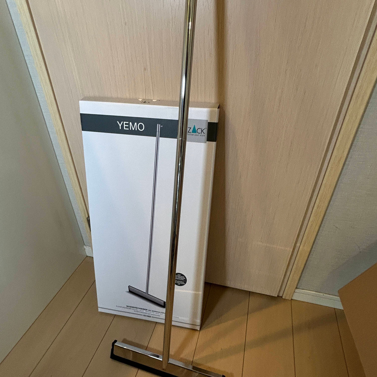 [SAMPLE] フロアスクイージー｜ZACK 40151 YEMO MP フロア用水取りワイパー 水切りワイパー 玄関用スクージー 長さ125cm 幅35cm 18/10ステンレス製 ミラーポリッシュ仕上げ