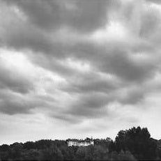 IGREBOW 写真の正方形トリミング（作品全体・額装は後続画像）
