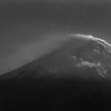 IGREBOW 写真の正方形トリミング（作品全体・額装は後続画像）