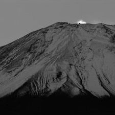 IGREBOW 写真の正方形トリミング（作品全体・額装は後続画像）