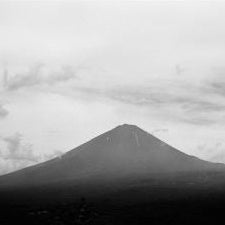 IGREBOW 写真の正方形トリミング（作品全体・額装は後続画像）
