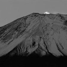 IGREBOW 写真の正方形トリミング（作品全体・額装は後続画像）
