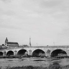 IGREBOW 写真の正方形トリミング（作品全体・額装は後続画像）