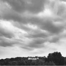 IGREBOW 写真の正方形トリミング（作品全体・額装は後続画像）