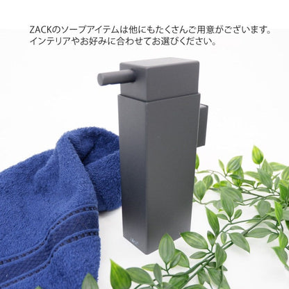 ZACK 40405：黒い壁付けリキッドディスペンサー：青いタオルと植物を添えた全体