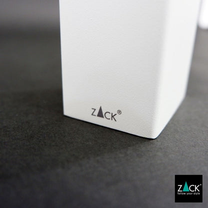 ZACK 40840：白い壁付けリキッドディスペンサー：本体下部の白い表面とロゴの接写